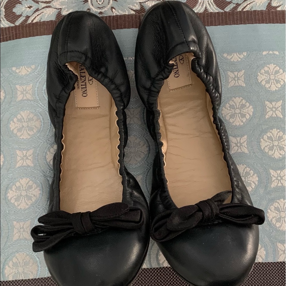 Valentino Garavani black flats.